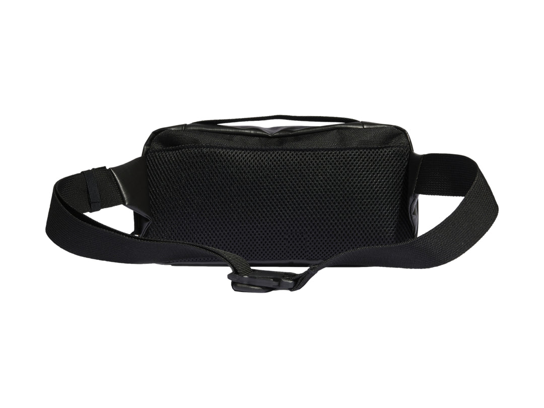 Bolso slingbag Adidas color negro con cierre frontal y asa superior sobre fondo blanco.