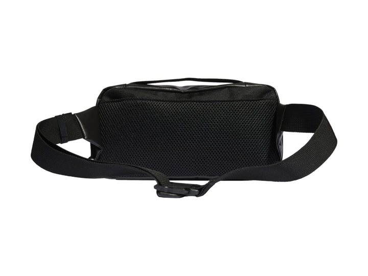 Bolso slingbag Adidas color negro con cierre frontal y asa superior sobre fondo blanco.