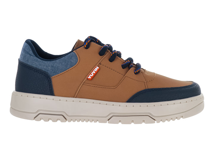 Zapato casual infantil color marrón y azul marino con suela beige gruesa.
