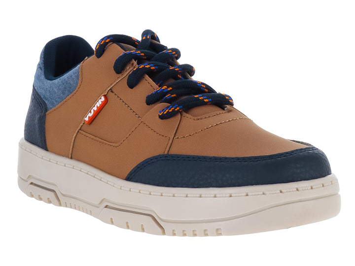 Zapato casual infantil color marrón y azul marino con suela beige gruesa.