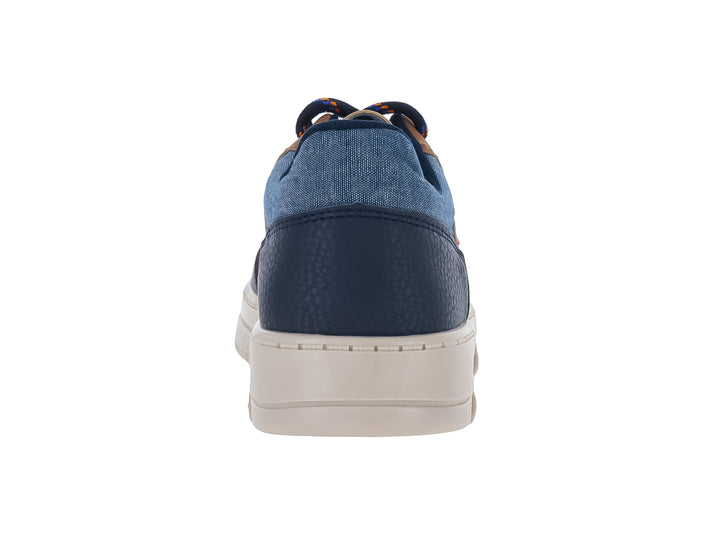 Zapato casual infantil color marrón y azul marino con suela beige gruesa.