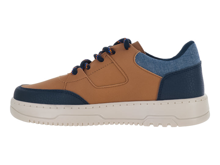Zapato casual infantil color marrón y azul marino con suela beige gruesa.