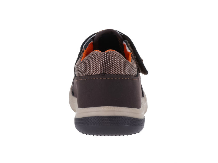 Sandalia infantil cerrada color chocolate con suela beige y detalles naranjas.