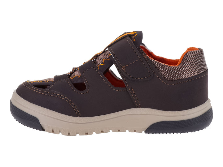 Sandalia infantil cerrada color chocolate con suela beige y detalles naranjas.