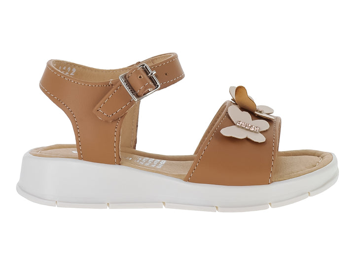 Sandalia color camel con suela blanca y detalle de mariposa en la parte frontal.