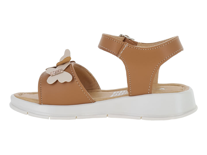 Sandalia color camel con suela blanca y detalle de mariposa en la parte frontal.