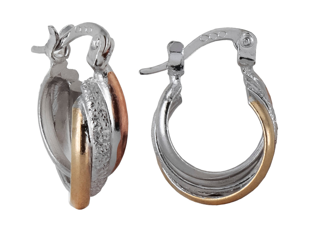 Par de aretes tipo arracada en colores plata y dorado con acabado brillante.