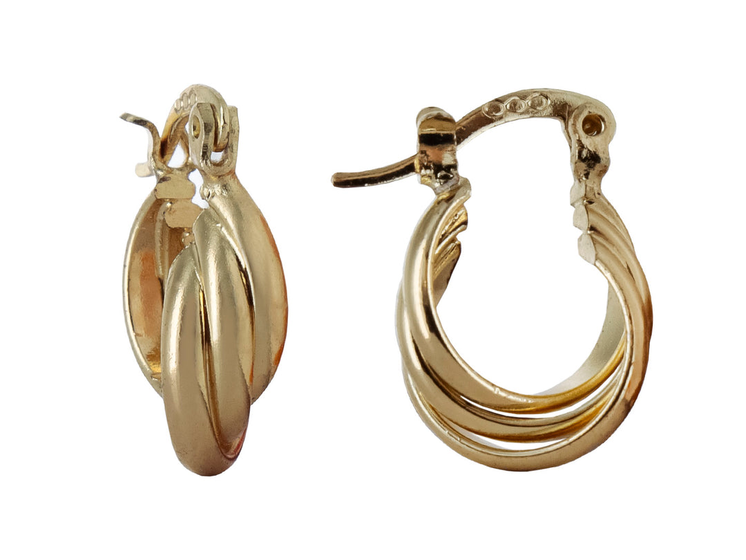 Par de pendientes tipo arracada en color dorado con diseño de líneas entrelazadas y acabado brillante.