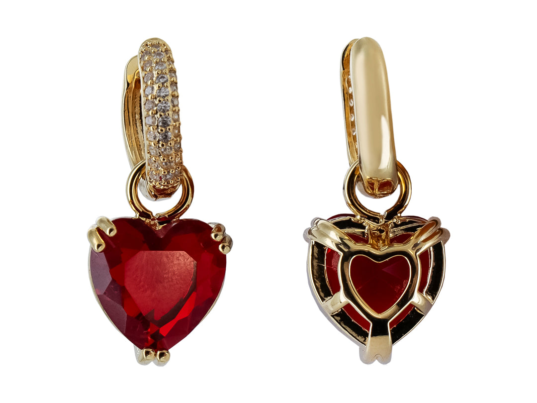 Pendientes huggies dorados con dije de corazón rojo y detalles de circonias brillantes.