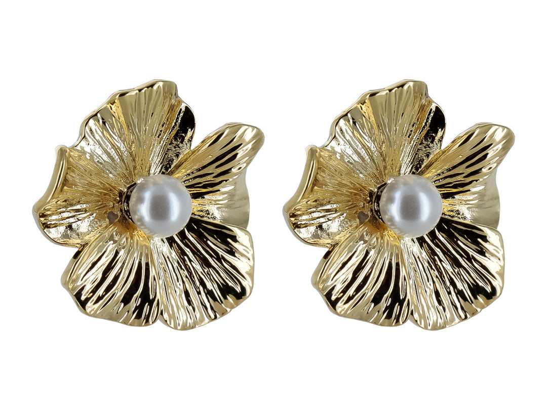 Par de pendientes dorados en forma de flor con una perla blanca central.