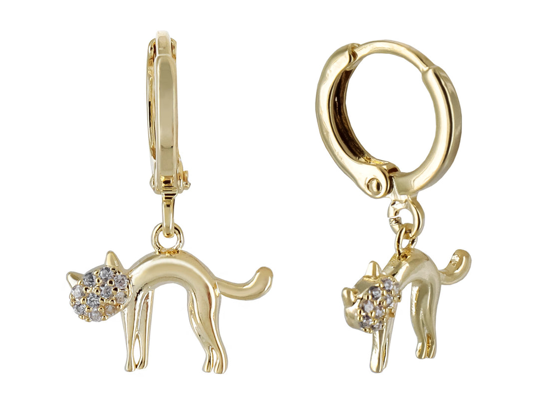 Par de aretes dorados con dije de gatito adornado con cristales brillantes en la cabeza.