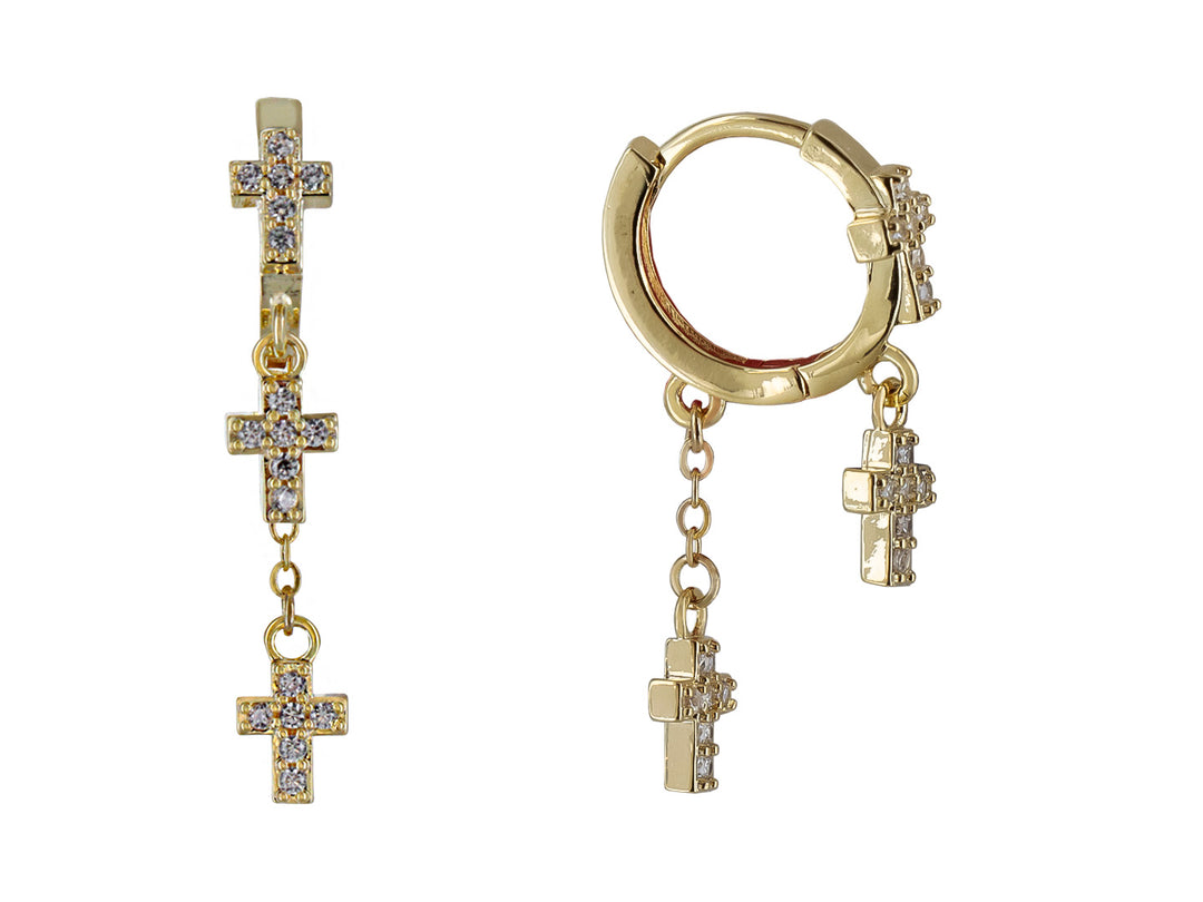 Par de aretes tipo ciruelo dorados con tres cruces colgantes adornadas con cristales brillantes.