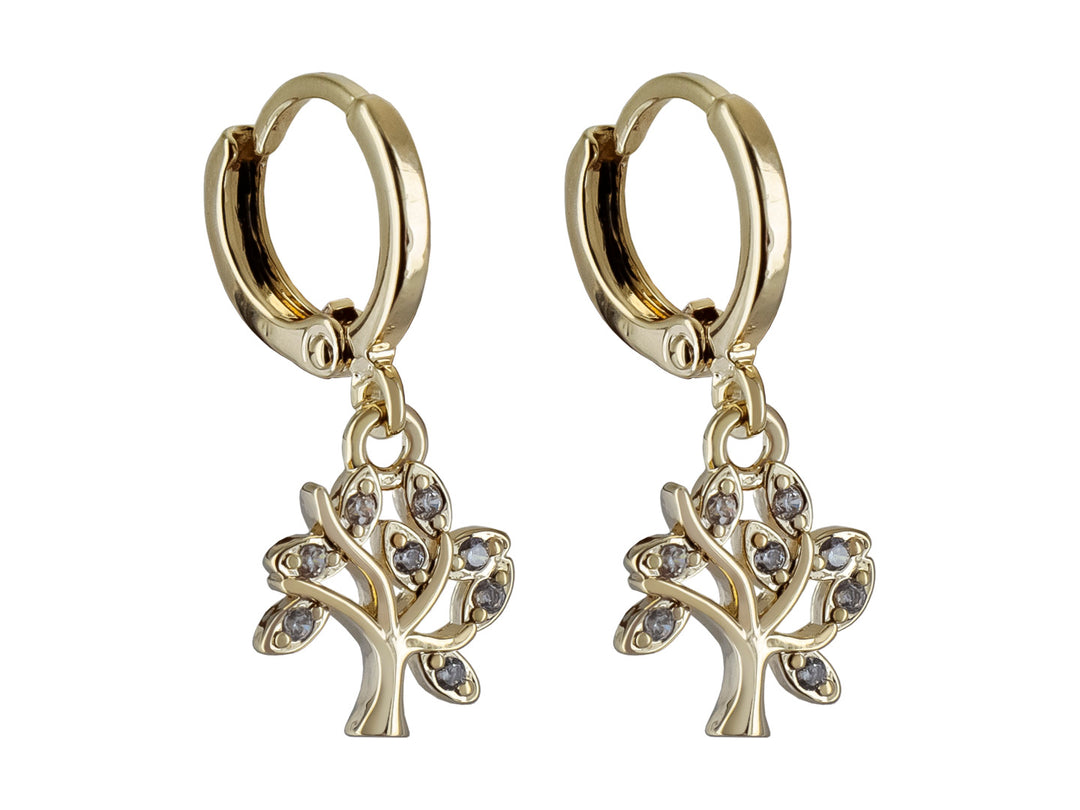 Par de aretes dorados con dije en forma de árbol de la vida adornado con pequeñas piedras grises.