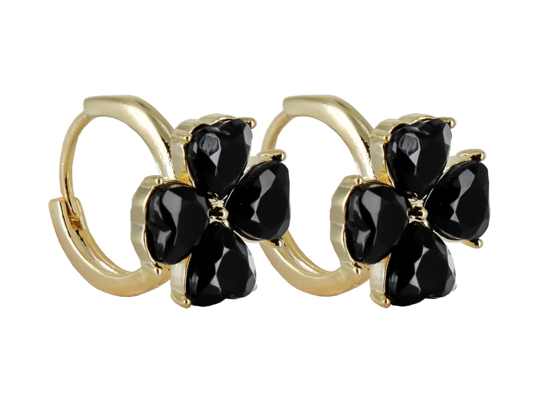 Par de aretes tipo huggie dorados con un adorno central en forma de flor con cristales negros brillantes.
