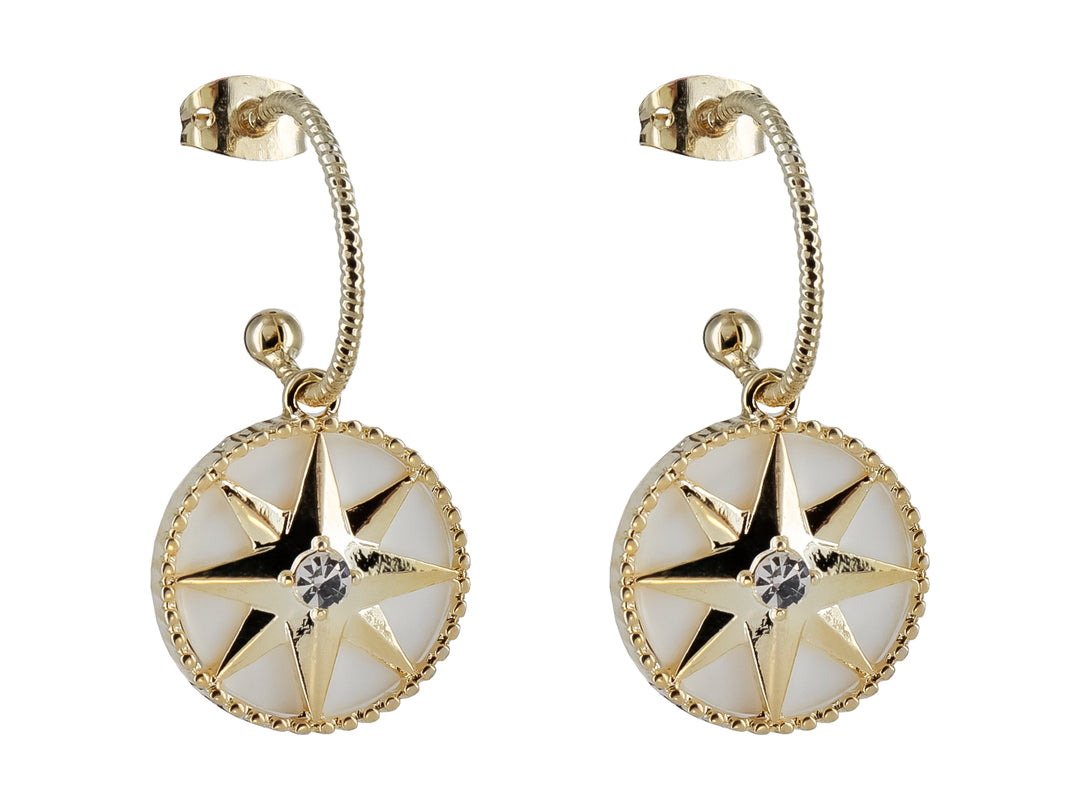 Par de aretes dorados con diseño circular de estrella blanca y un pequeño cristal central.