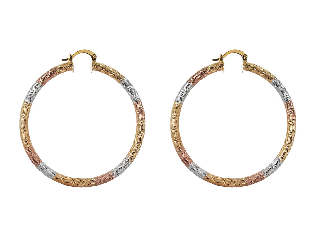 Par de aretes tipo arracada circulares con diseño entrelazado en colores dorado y plata.