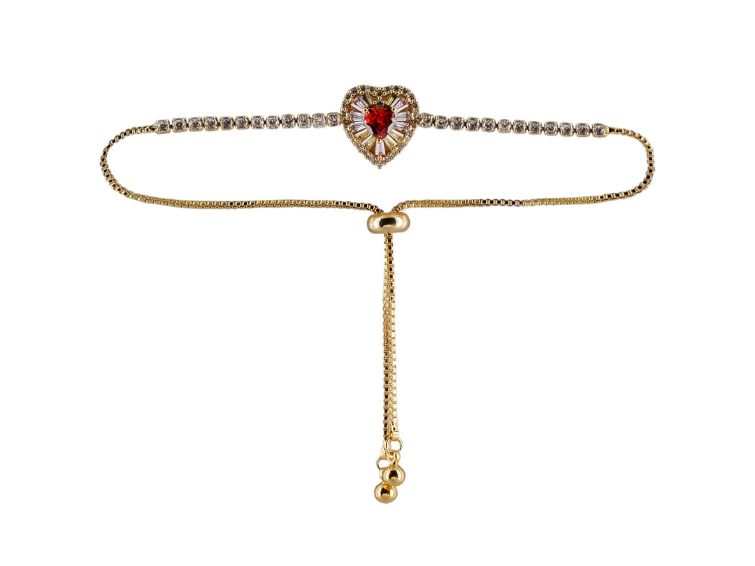 Pulsera dorada con un dije de corazón rojo central rodeado de cristales blancos y cierre ajustable.