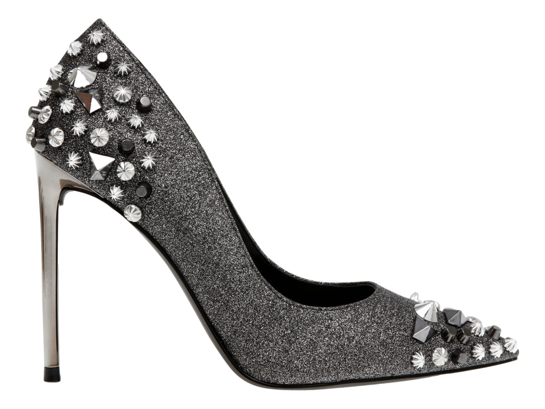 Zapato de tacón alto color gris brillante con estoperoles plateados en la punta y el talón.
