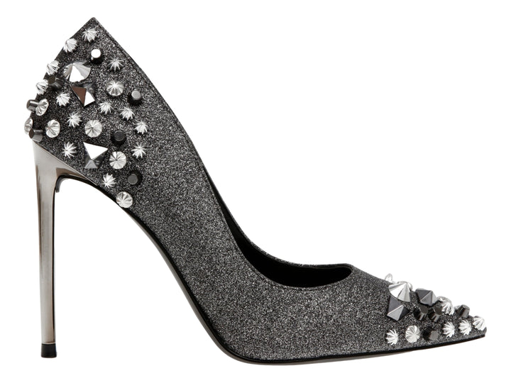 Zapato de tacón alto color gris brillante con estoperoles plateados en la punta y el talón.