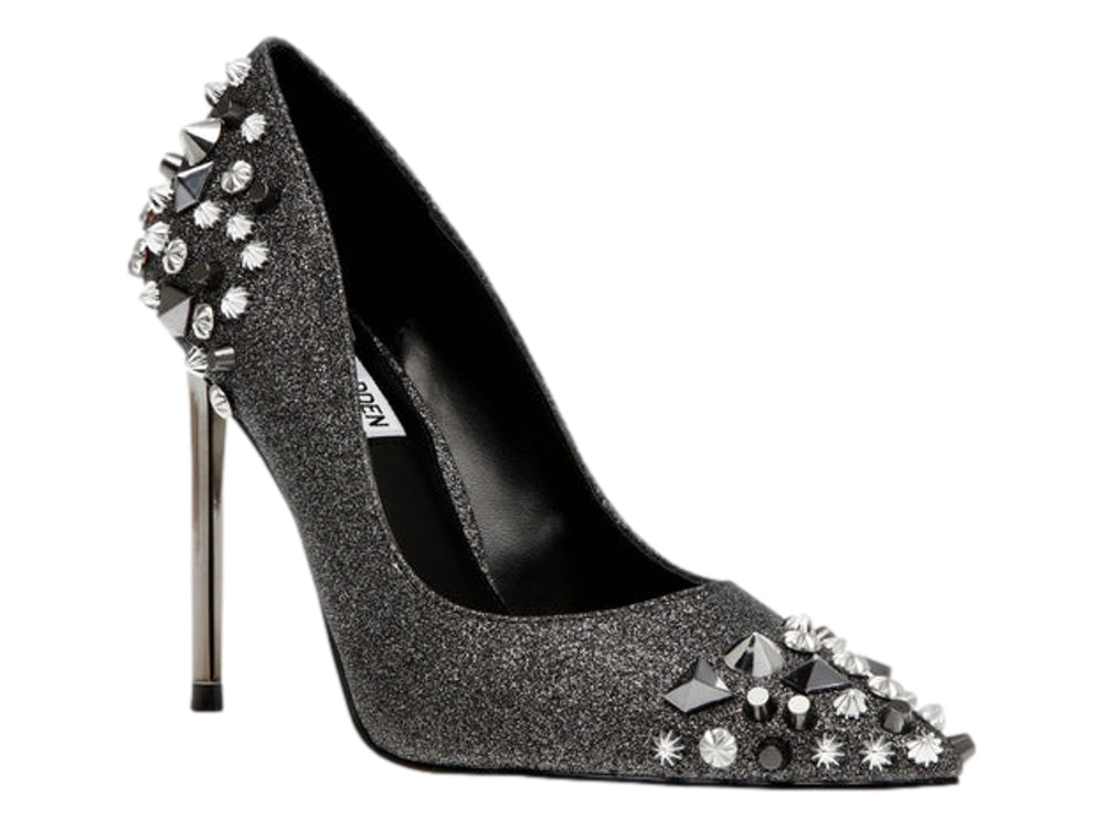 Zapato de tacón alto color gris brillante con estoperoles plateados en la punta y el talón.