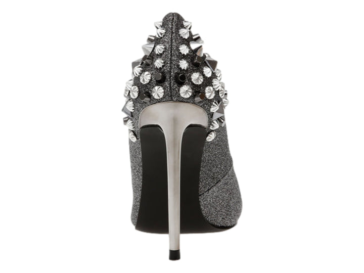 Zapato de tacón alto color gris brillante con estoperoles plateados en la punta y el talón.