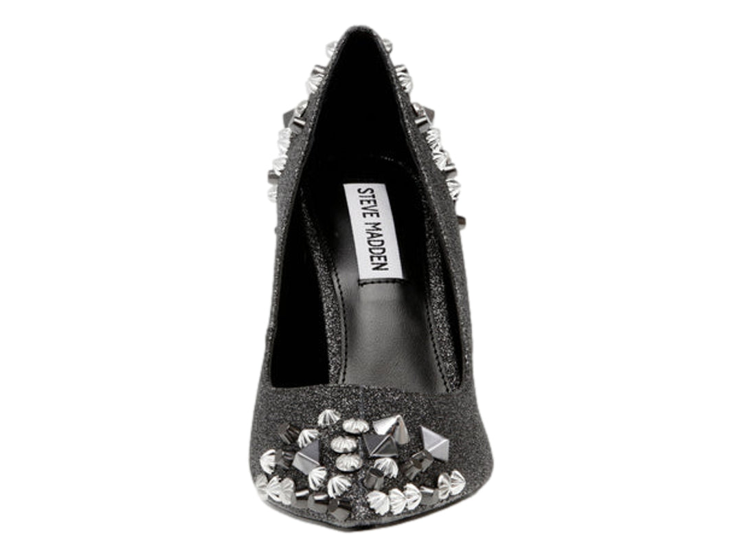 Zapato de tacón alto color gris brillante con estoperoles plateados en la punta y el talón.