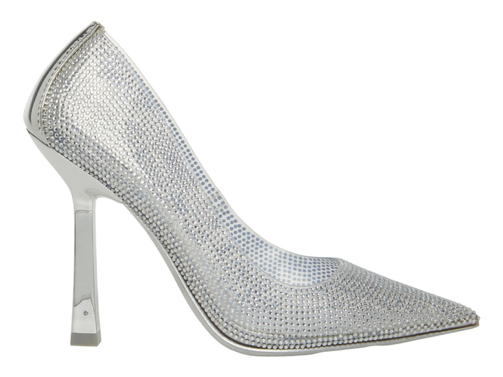 Zapato de tacón alto color plata con cristales brillantes y tacón transparente.
