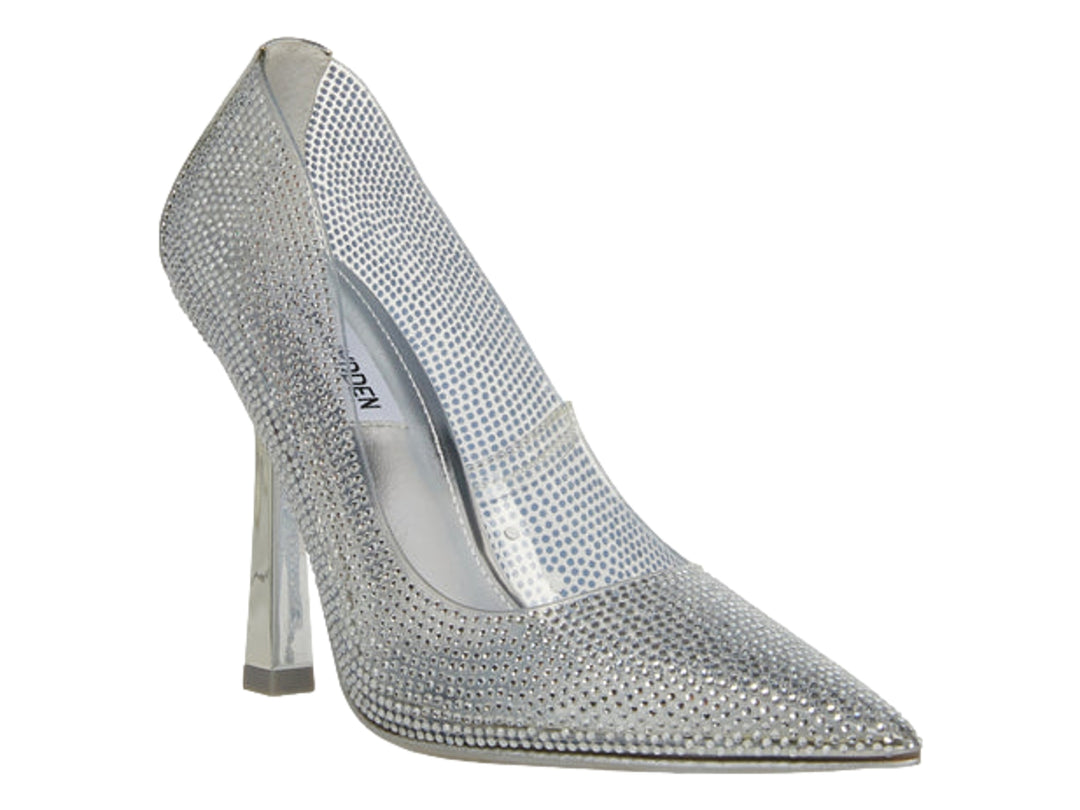 Zapato de tacón alto color plata con cristales brillantes y tacón transparente.