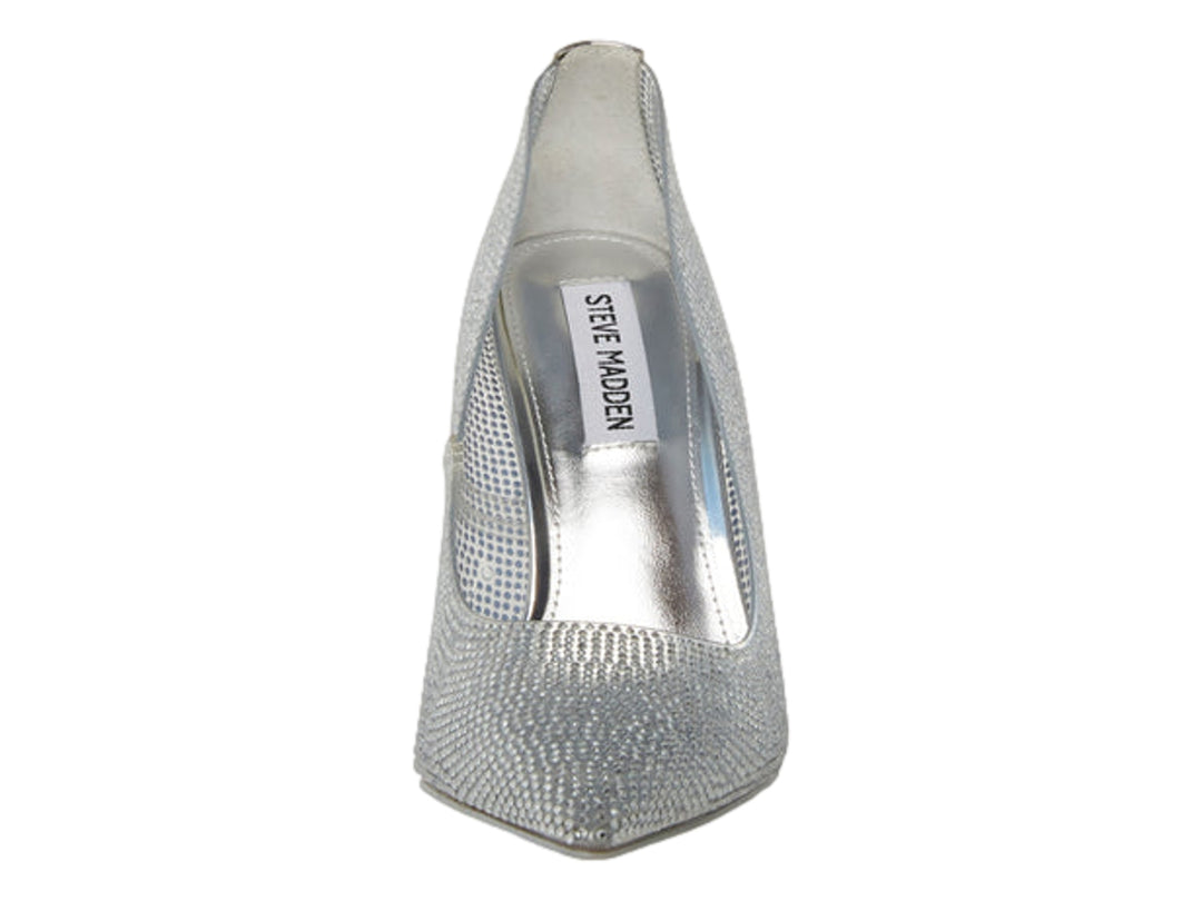 Zapato de tacón alto color plata con cristales brillantes y tacón transparente.