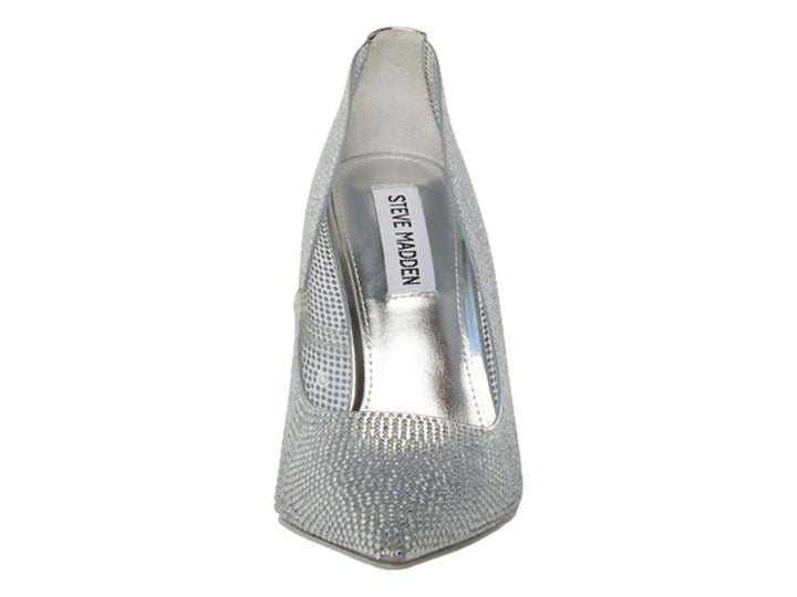 Zapato de tacón alto color plata con cristales brillantes y tacón transparente.