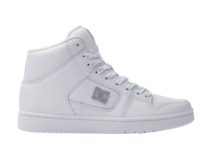 Tenis deportivos de bota color blanco con logotipo de DC Shoes en el lateral.
