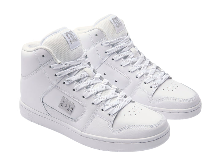 Tenis deportivos de bota color blanco con logotipo de DC Shoes en el lateral.