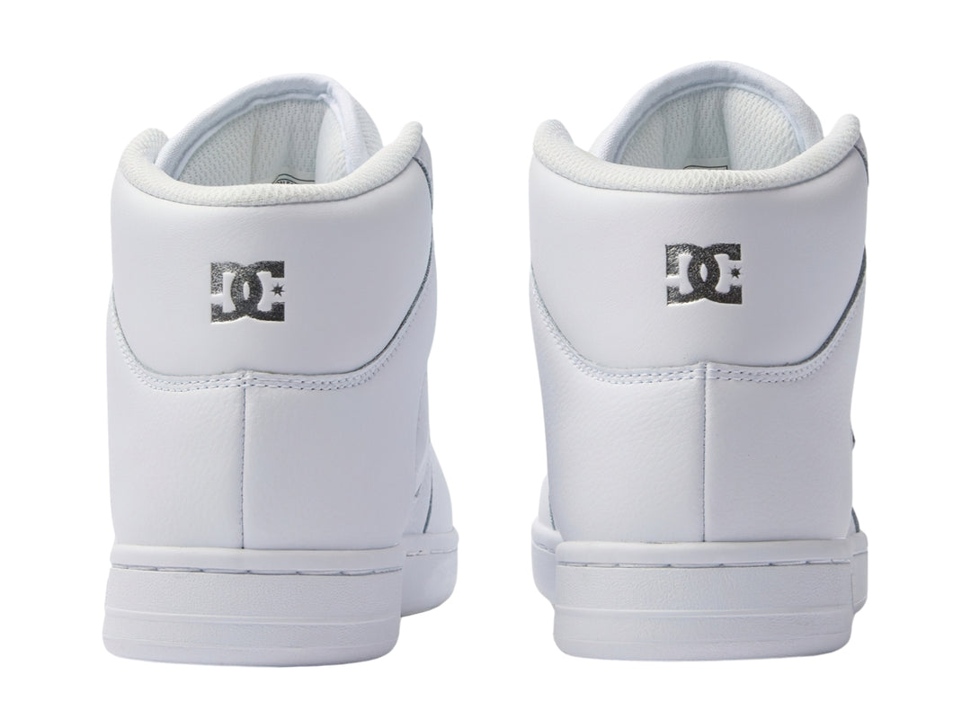 Tenis deportivos de bota color blanco con logotipo de DC Shoes en el lateral.