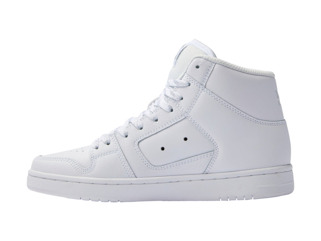 Tenis deportivos de bota color blanco con logotipo de DC Shoes en el lateral.