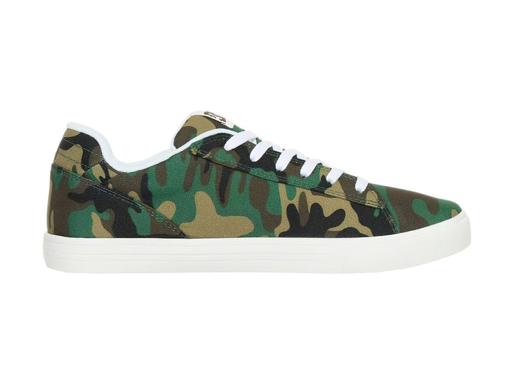 Tenis DC Shoes con estampado de camuflaje en tonos verdes y suela blanca.