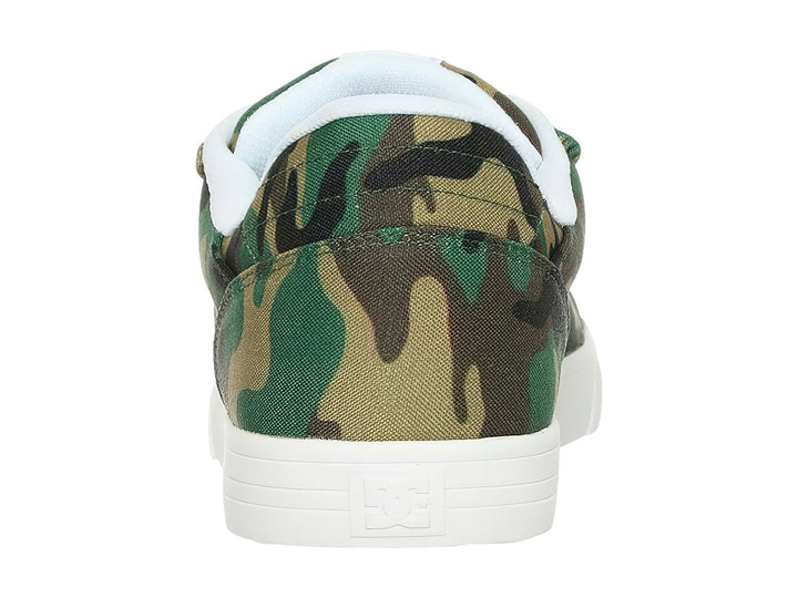 Tenis DC Shoes con estampado de camuflaje en tonos verdes y suela blanca.