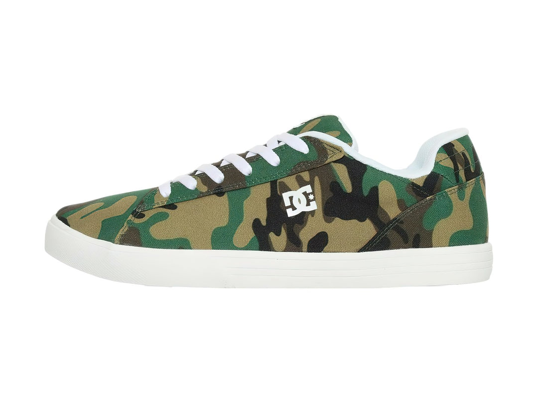 Tenis DC Shoes con estampado de camuflaje en tonos verdes y suela blanca.