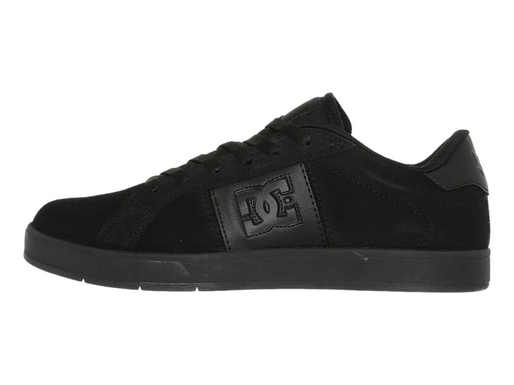 Tenis DC Shoes modelo Adys en color negro sólido con suela plana y acabado mate.