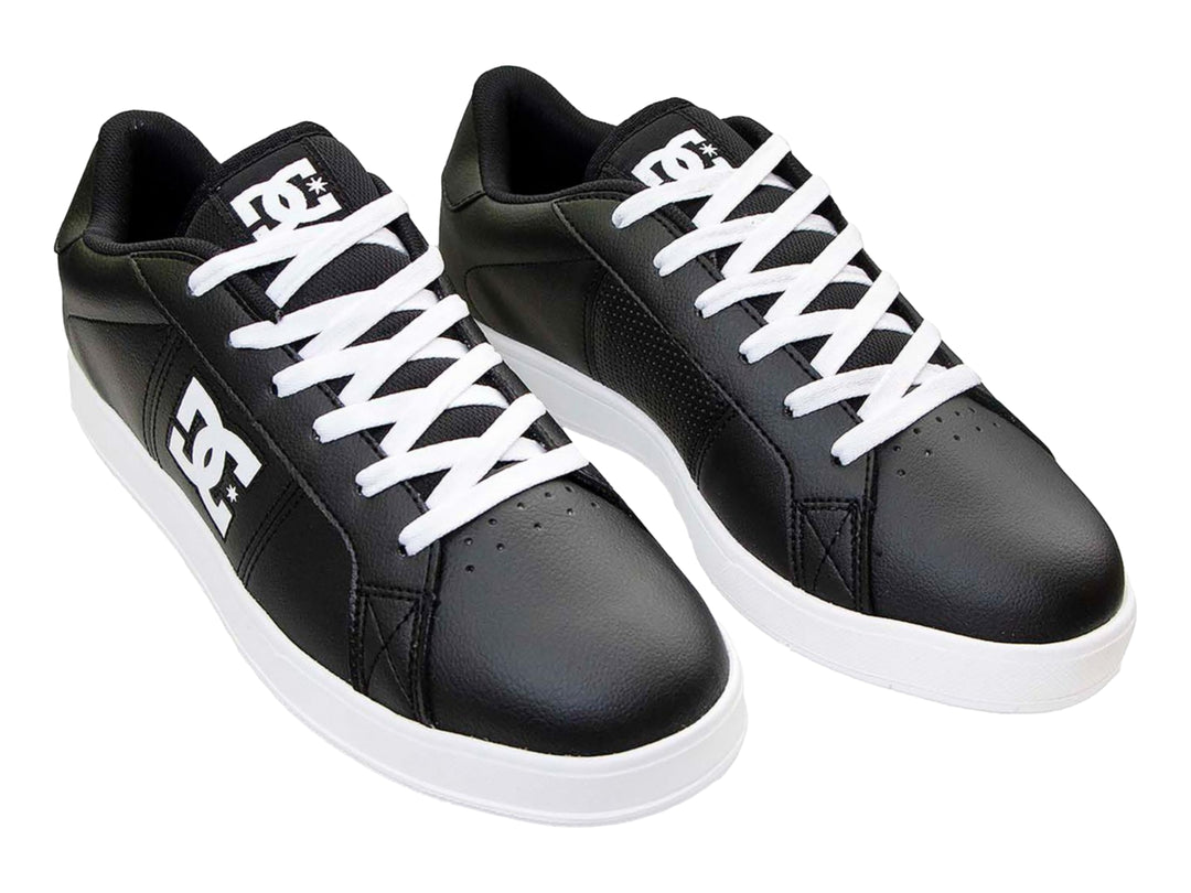 Tenis DC Shoes color negro con suela y cordones blancos.