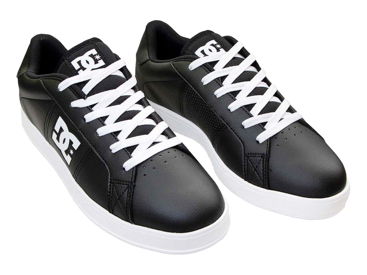 Tenis DC Shoes color negro con suela y cordones blancos.