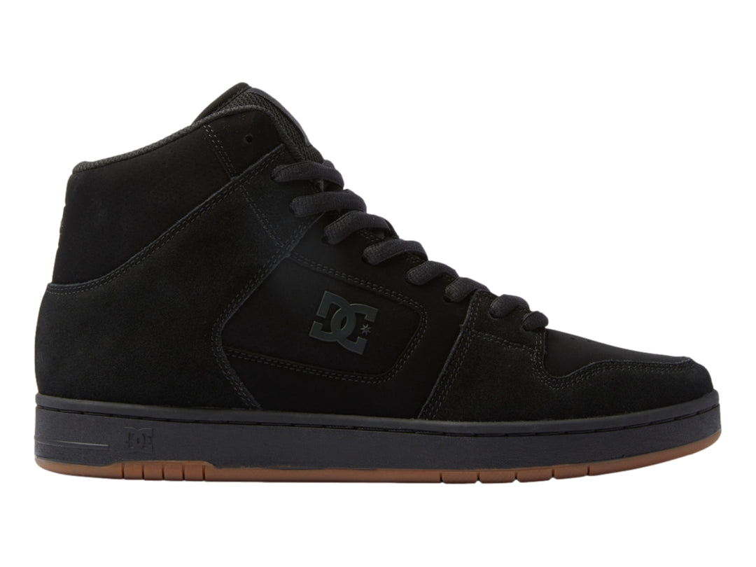 Tenis DC Shoes modelo Adys en color negro con suela marrón, diseño de bota alta para skate.