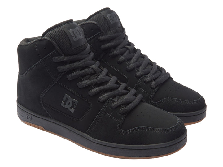 Tenis DC Shoes modelo Adys en color negro con suela marrón, diseño de bota alta para skate.