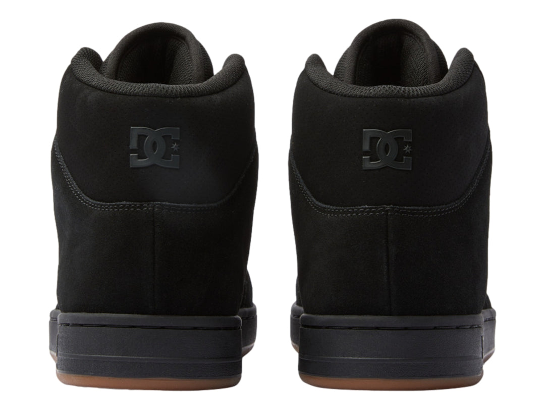 Tenis DC Shoes modelo Adys en color negro con suela marrón, diseño de bota alta para skate.