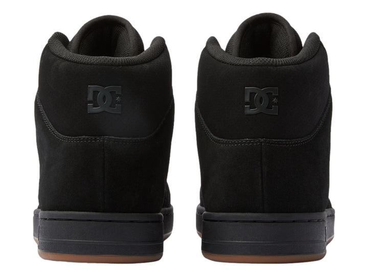 Tenis DC Shoes modelo Adys en color negro con suela marrón, diseño de bota alta para skate.