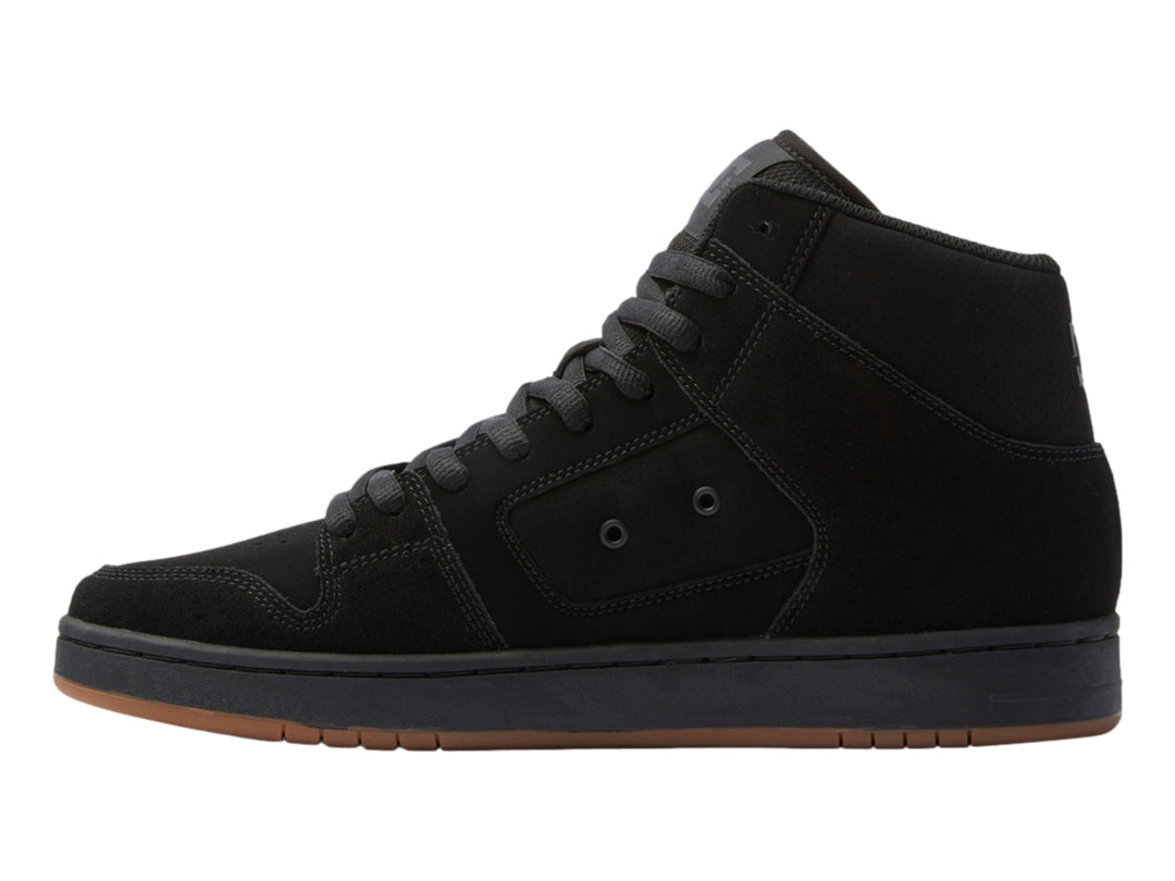 Tenis DC Shoes modelo Adys en color negro con suela marrón, diseño de bota alta para skate.