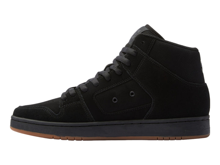 Tenis DC Shoes modelo Adys en color negro con suela marrón, diseño de bota alta para skate.