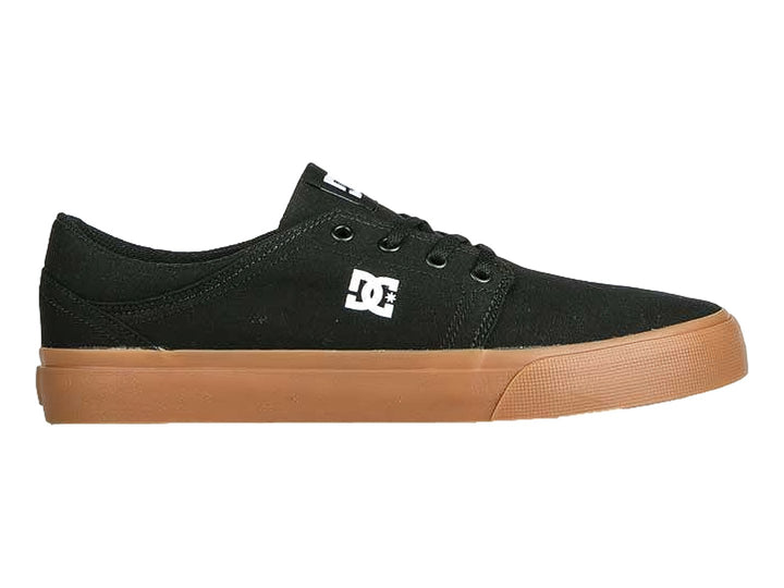Tenis DC Shoes color negro con suela de goma color café y logotipo blanco lateral.