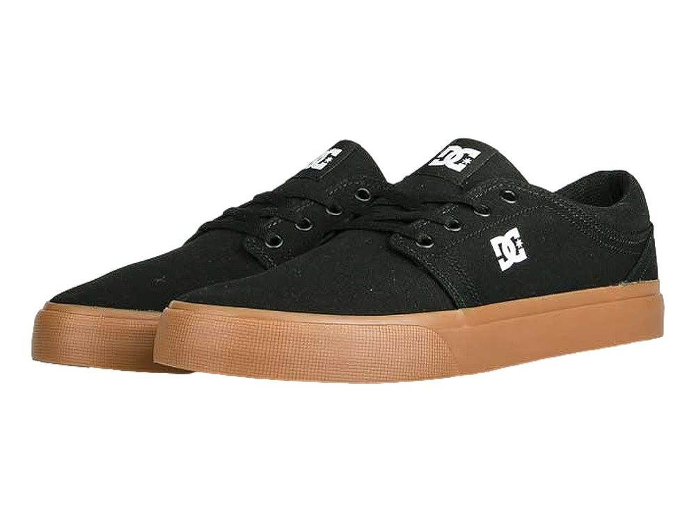 Tenis DC Shoes color negro con suela de goma color café y logotipo blanco lateral.