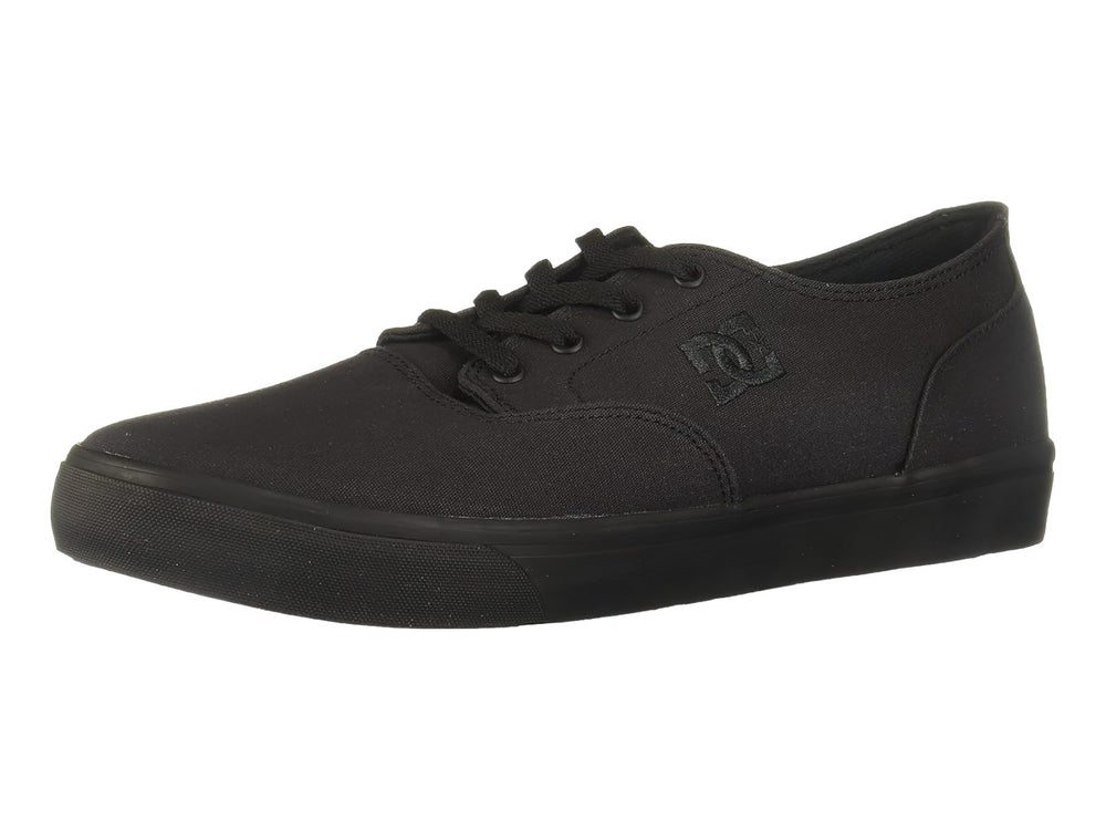 Zapato DC Shoes modelo Adys en color negro total, estilo casual con cordones y suela plana.
