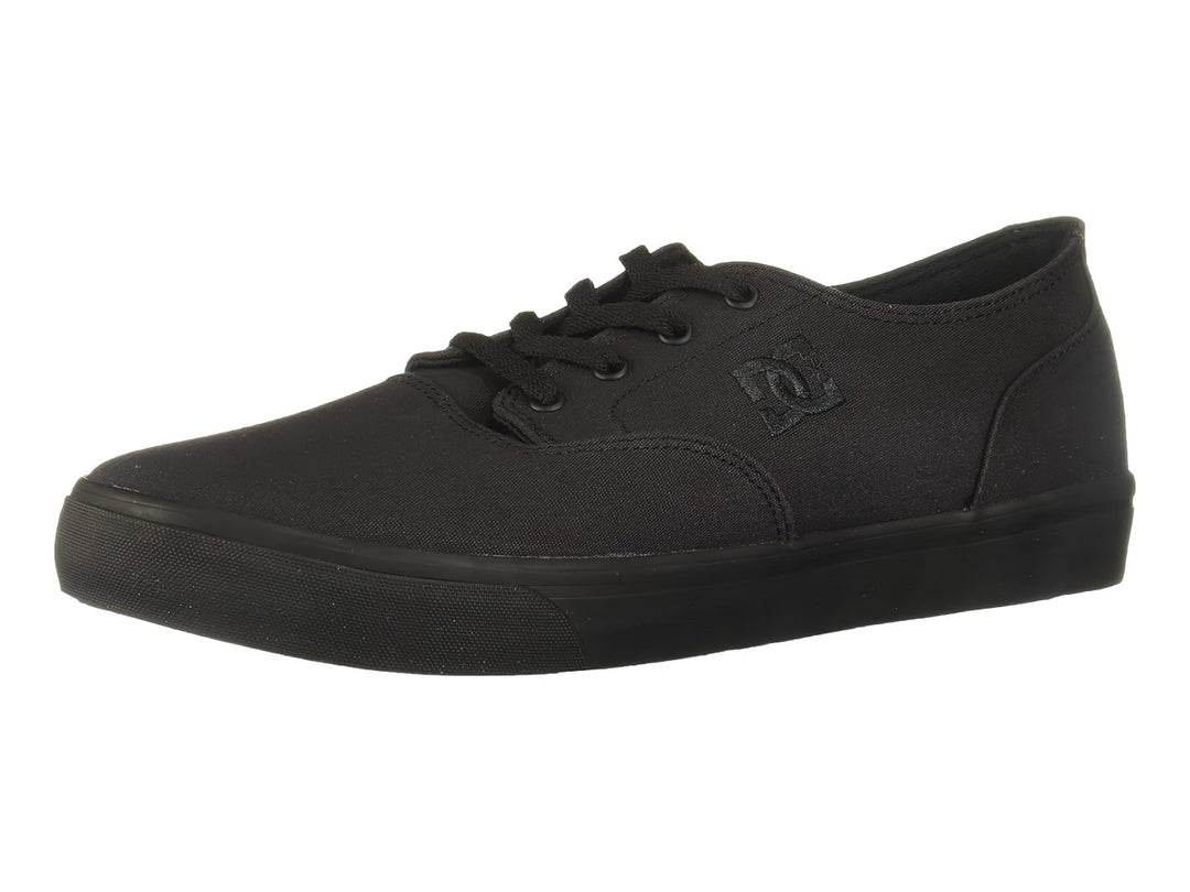 Zapato DC Shoes modelo Adys en color negro total, estilo casual con cordones y suela plana.